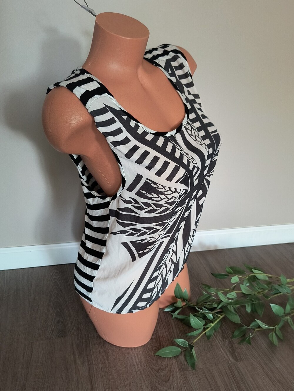 Women's Love Culture Geometric Print Black White Sleeveless Tank Top Blouse M